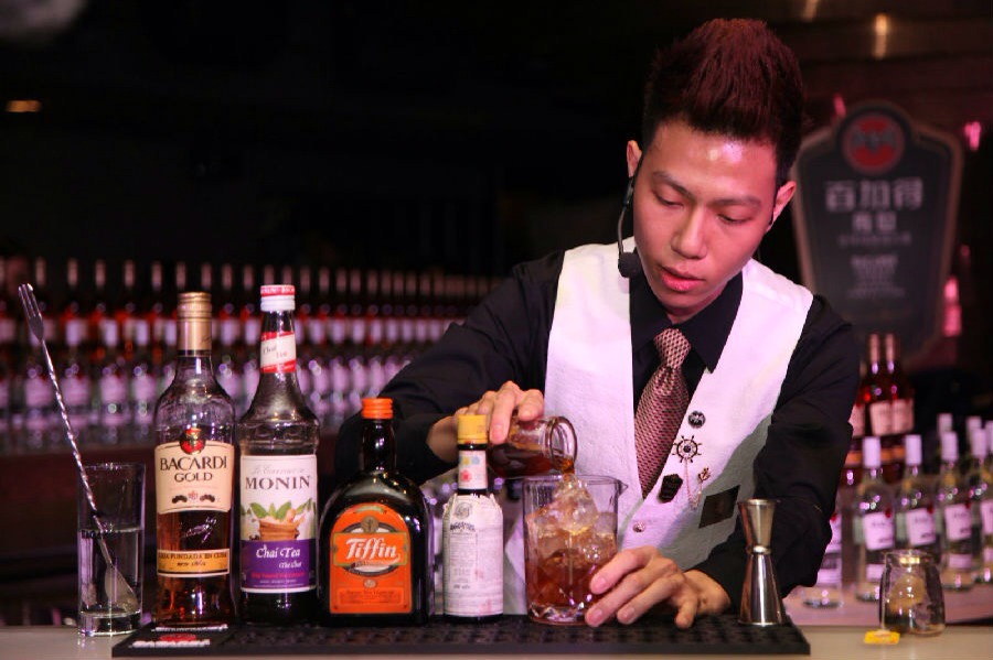 深圳宝安餐吧招聘调酒师一名，薪资（5500-7000）