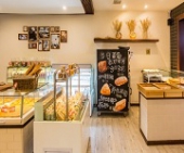 蛋糕店招.全能师傅工资5000--8500，面包师傅工资4000--5500