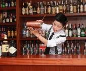 大红鸡尾酒调制学员实操【调酒师培训】