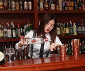 天蓝鸡尾酒调制学员实操【调酒师培训】