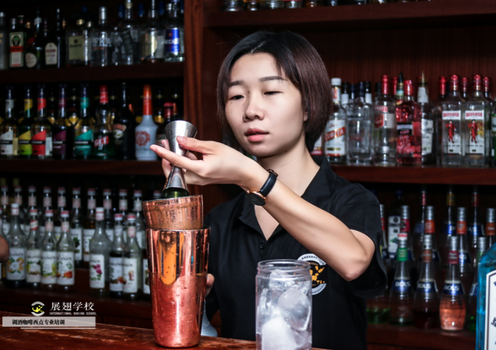 调酒师培训学校多少钱学费？
